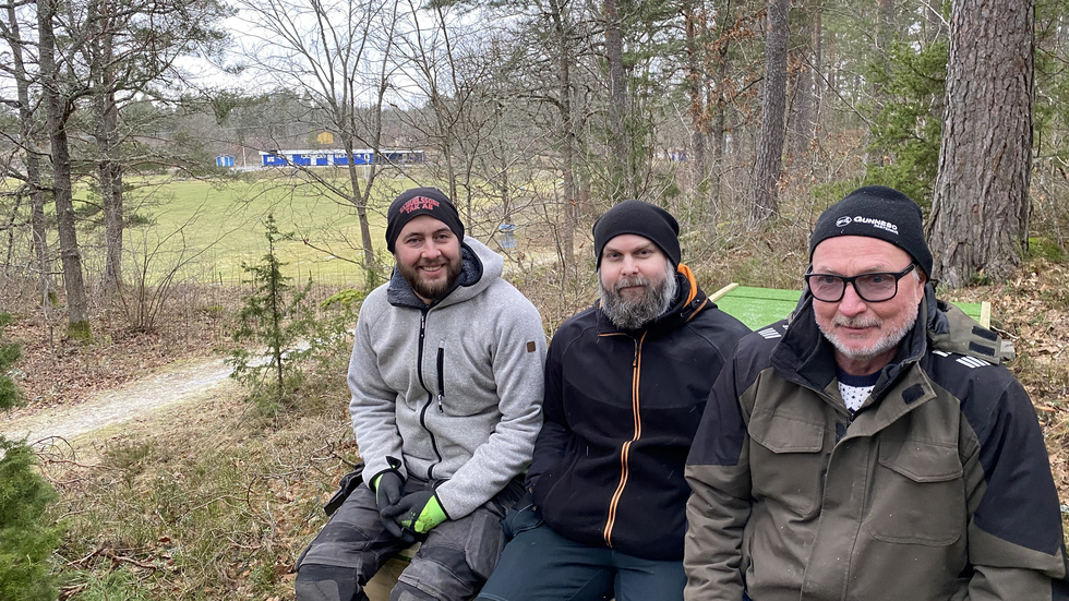 Kristoffer Lindholm, Pascal Ström och Bengt Karlsson där den nya discgolfbanan ska börja.