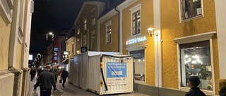 SVARET: Därför står den stora containern mitt på Platensgatan