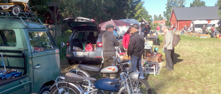 Gammal T-ford och mycket folk på Kolvbultarnas marknad