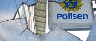 Blev förbannad på ordningsmakten – gav sig på polishuset