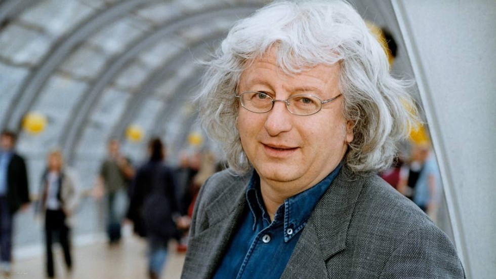 Ostyrig. Péter Esteházys roman "Esti" är en språklig frizon och hyllning till litteraturen som livsform.