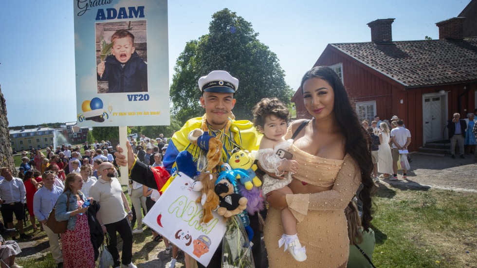 Adam Märlig tog inte bara studenten från Praktiska gymnasiet, han passade även på att fria till Nathalie Denaj, och hon sa jag. "Nu är livet klart, jobb, barn och nu ska jag gifta mig. Livet är på topp", säger han. Här står han tillsammans med sin blivande fru Nathalie Denaj och Celine som fyller ett år i dag. 
