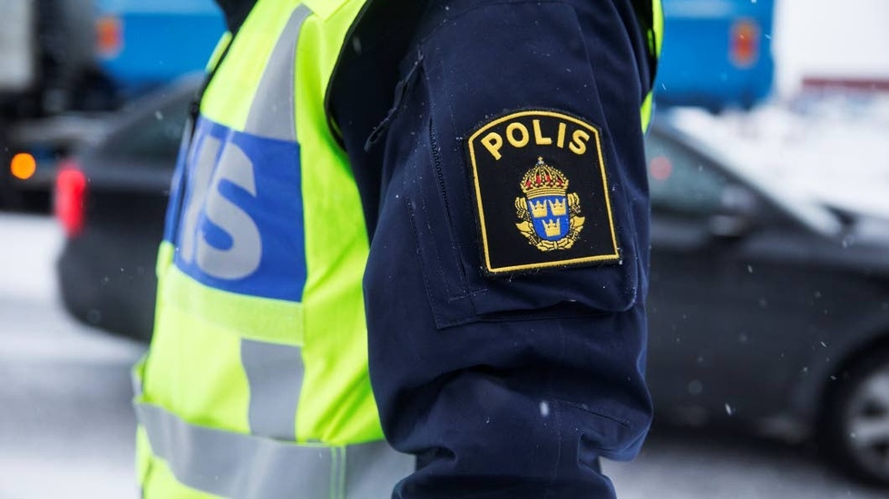 En minderårig mopedist i Kalix togs på bar gärning av polis. Pojken misstänks för olovlig körning och pojkens pappa misstänks ha tillåtit detta.