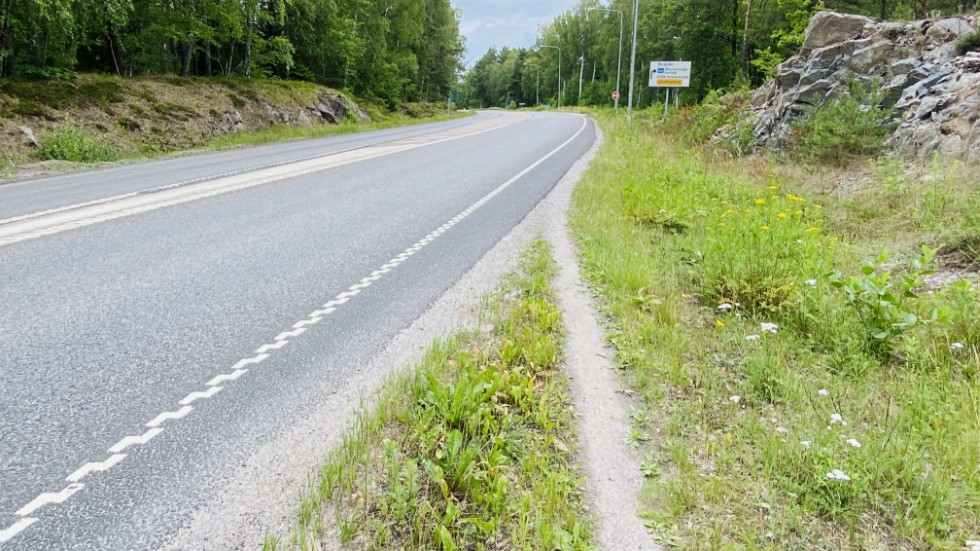 Den sökande grannen menar att ska man ta sig förbi dunkarna måste man åka av vägen och att utryckningsfordon inte kommer förbi. Vägen på bilden är inte den vägen som det handlar om. 