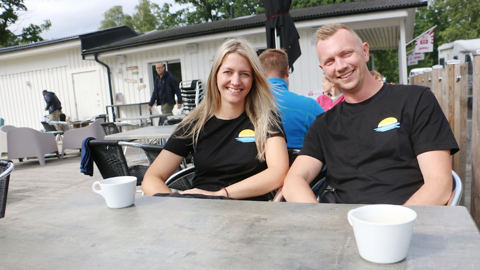 Erica Hammarlund och Rickard Hammarlund planerar att bygga ut och glasa in serveringen på Hultsfred strandcamping.