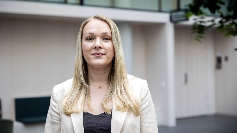 "Fler ska kunna lämna destruktiva relationer, trots att man inte har köpoäng. Har man varit ner i helvetet och vänt är väl det första man förtjänar en stabilitet", säger kommunalrådet Sofia Andersson (M).