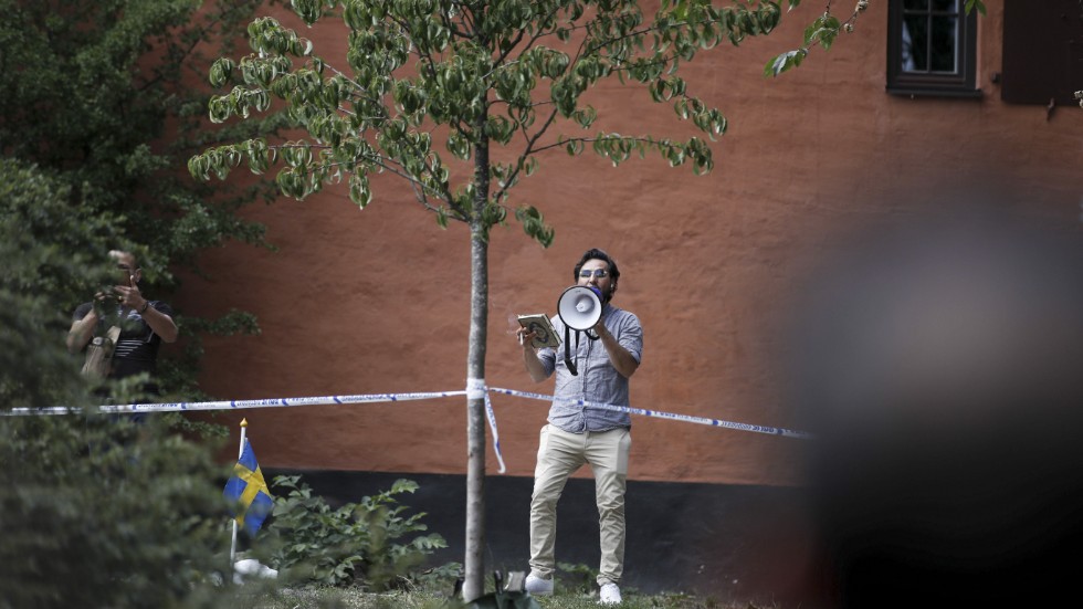 Mannen eldade en koran utanför Stockholms moské vid Medborgarplatsen på Södermalm i Stockholm den 28 juni. Arkivbild.