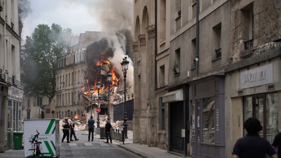 Byggnader står i brand i centrala Paris.