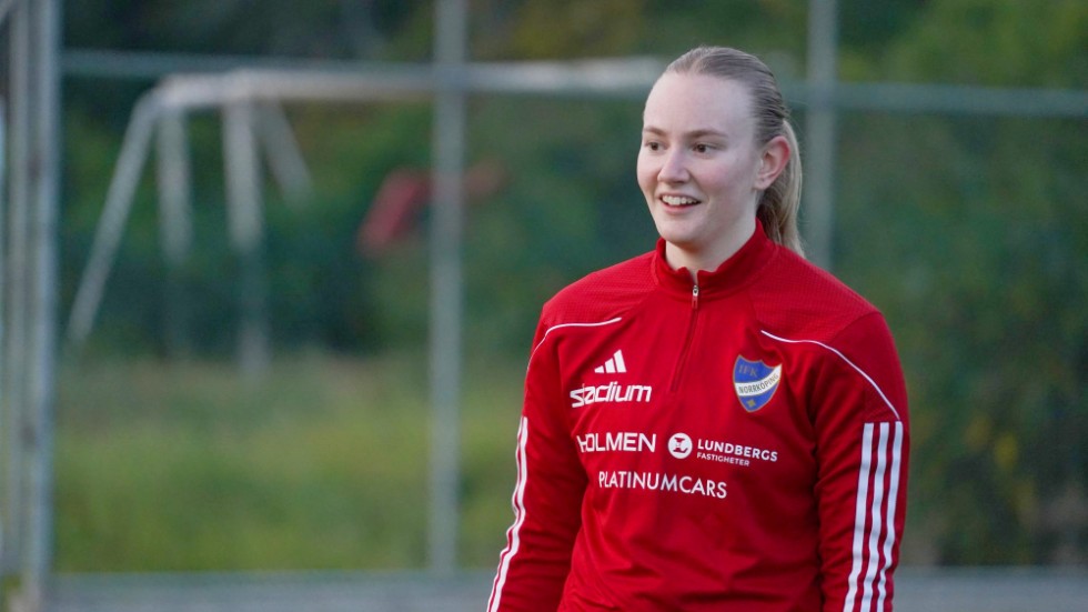 Tyra Berggården kommer att stå i Borenmålet under 2023. Hon lånas ut från IFK Norrköping till Borens IK. "Jag tror att det kan bli bra, jag behöver speltid också". 