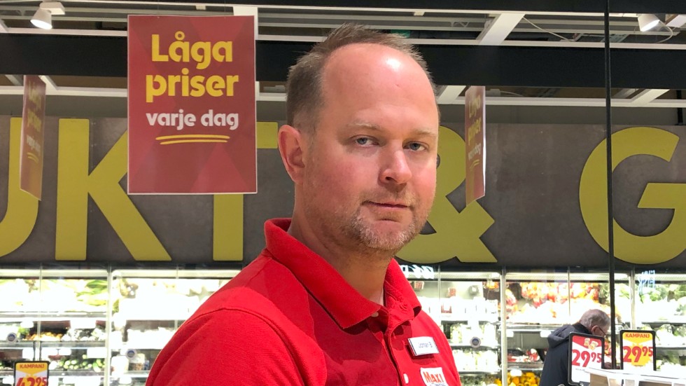 ICA-handlaren Johan Borg, hoppas att marknaden ska stabilisera sig och så att han kan sänka priserna i butiken ytterligare. 