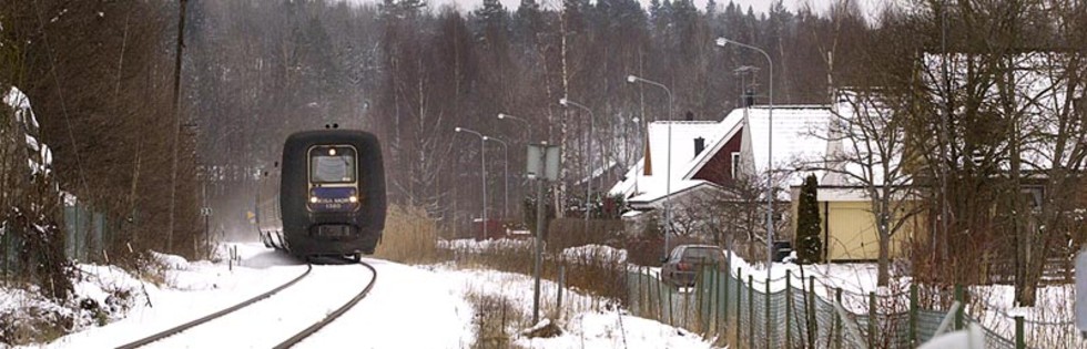 När tågen susar förbi går villapriserna ner, men om de stannar i närheten driver det upp priset. Bild: PETER JIGERSTRÖM