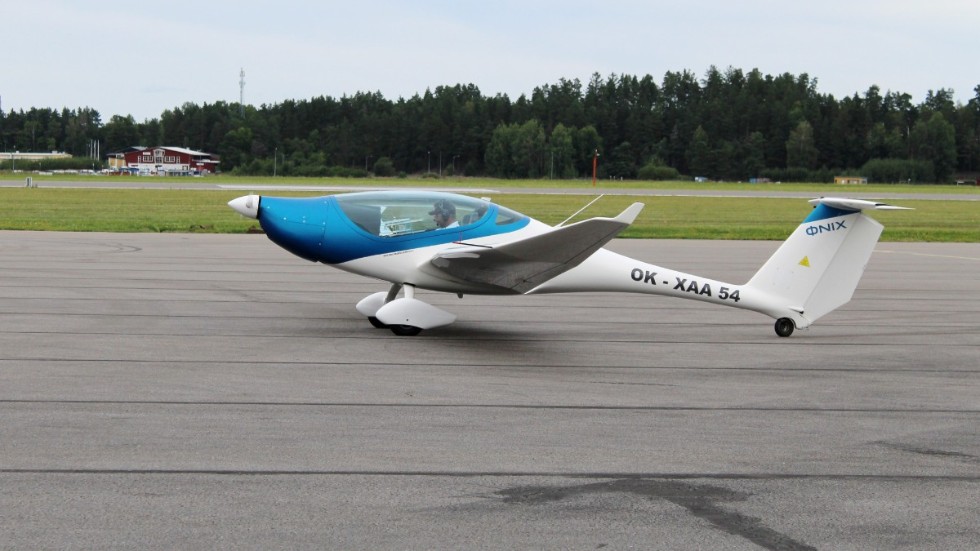 Nya flygplan, effektivare flygvägar, biobränsle och elflyg kommer att göra det möjligt att fortsätta flyga, men med ännu mycket mindre klimatpåverkan än idag, skriver flygplatsledningen vid Norrköping Airport. Arkivbild på elflygplan vid visning på flygplatsen 2022.