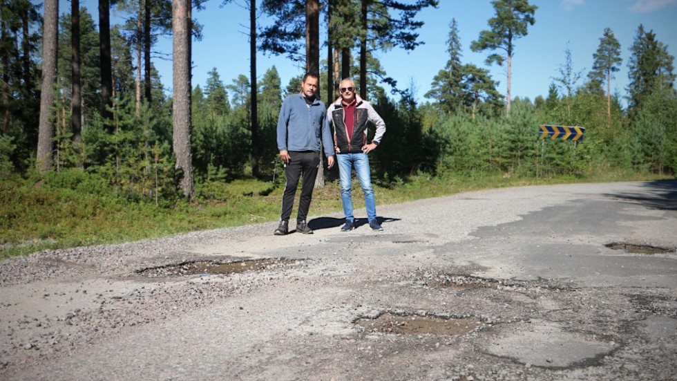 Thomas Burman, ägare av Borgaruddens camping, och 
Tomas Sundqvist, boende på Mjoön, vittnar om att vägen varit i dåligt skick under flera års tid.

