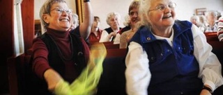 Sittande dans i kyrkan