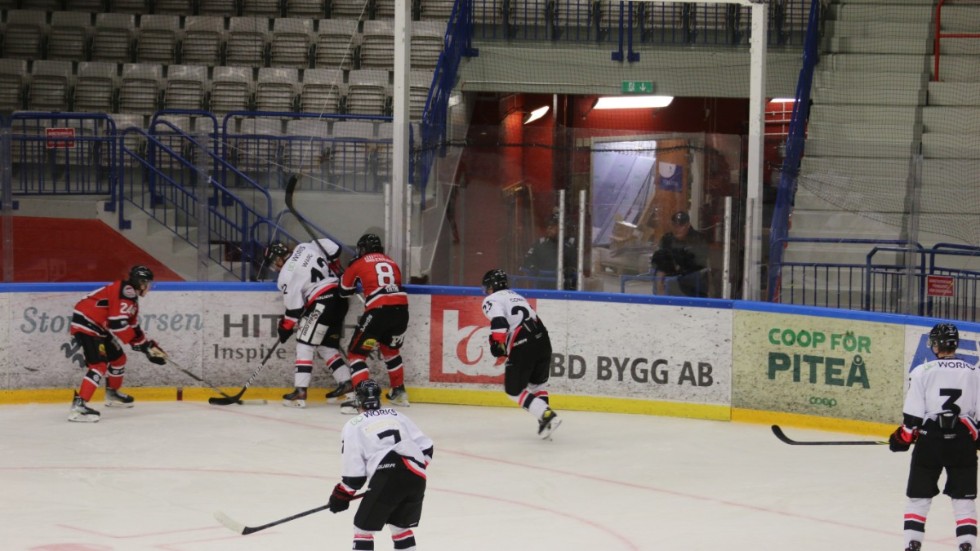 Albin Thyni Johansson (nr 8) var stark runt sargerna. Han spelade också fram Magnus Isaksson till 4-1-målet. Viktor Edström - i vänster bildkant - visade också fina takter i PHC-tröjan.