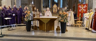 "Vemodigt", sa biskop Martin och lade ned kräklan i domkyrkan