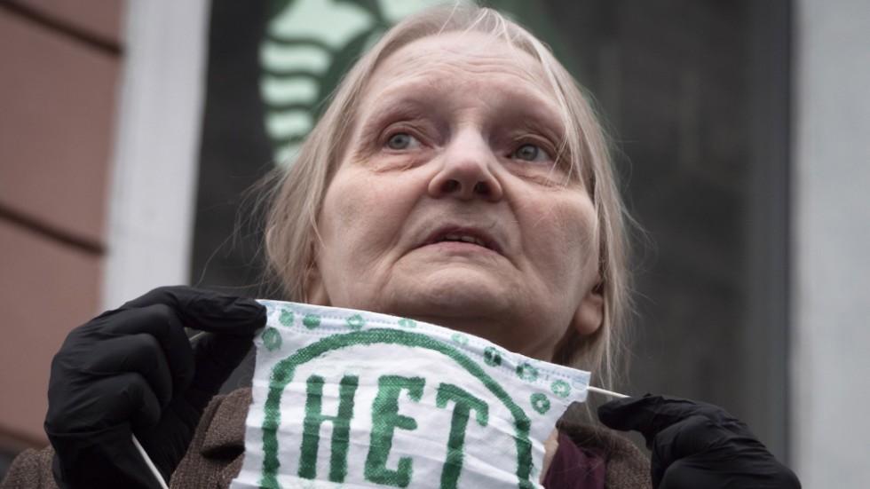 2020 demonstrerade den ryska konstnären och aktivisten Elena Osipova mot förändringar i den ryska konstitutionen för att förlänga Putins styre. Arkivbild.