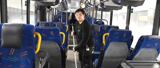 Elis tog klivet in i bussen – och stortrivs • Nytt samarbete för Daglig verksamhet: ”Gör ett fantastiskt jobb”