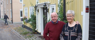 Historien om deras gula hus blir en bok: "Vi trivs jättebra. Det är himla mysigt" • Ett av Västerviks mest fotograferade hus