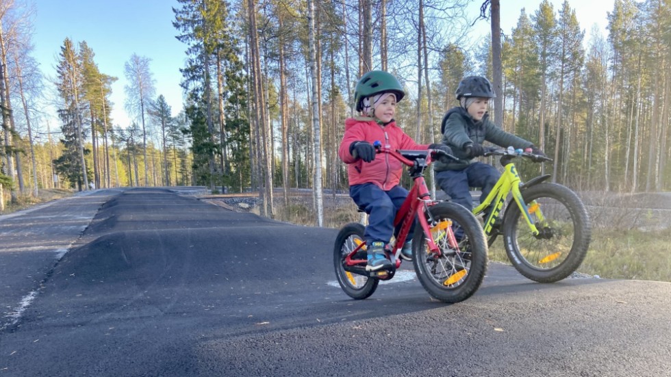 Vilmer och Thea Frisk Eriksson testar den teknikbana som asfalterats intill stadionområdet på Ormberget. Utöver teknikbanan finns det nu en 4,5 kilometer lång slinga som redan har börjat användas, inte minst av skidskyttar.