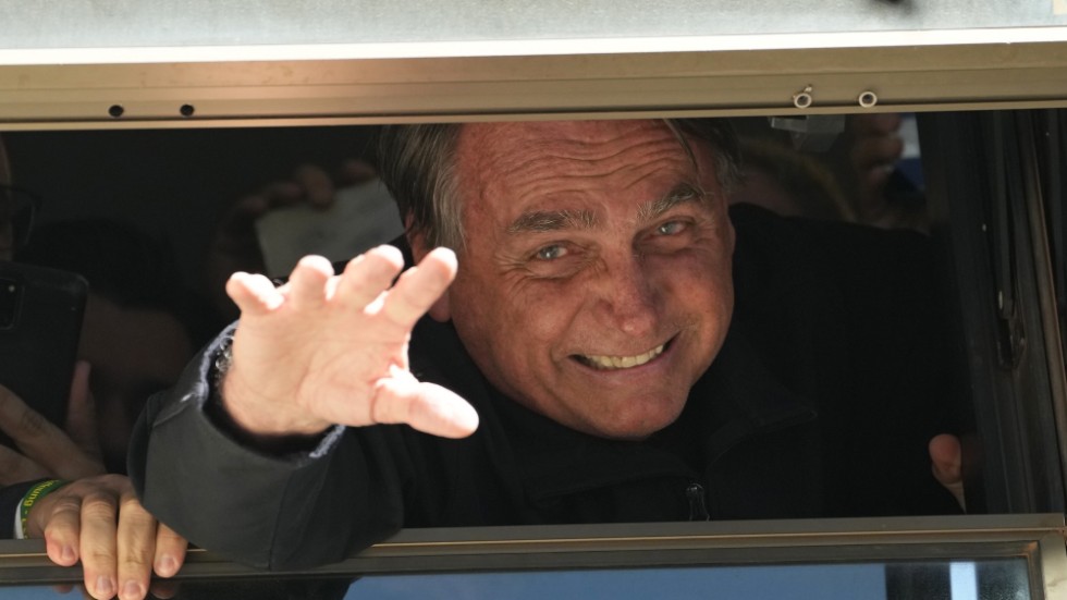 Jair Bolsonaro vinkar till sina anhängare efter återkomsten till hemlandet.