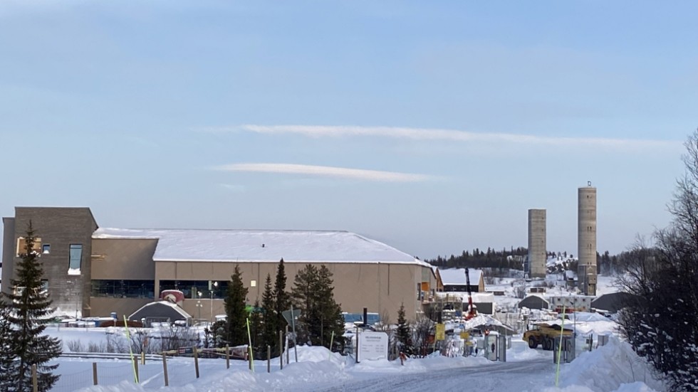 Kiruna badhus är under uppbyggnad. I dagsläget har budgeten för bygget uppgått till 720 miljoner efter tilläggsbudget. Nu flaggar man för att byggnationskostnader ska öka ytterligare, med uppemot 165 miljoner den här gången. 