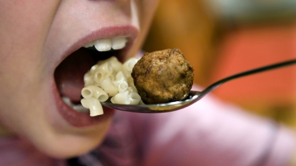 Det är cyniskt att fortsätta servera barnen kött i skolan samtidigt som pålitliga källor slår fast att vi måste minska köttkonsumtionen, menar skribenten. "För varje köttbulle som serveras minskar chansen att hålla den globala uppvärmningen under 1,5 grader", skriver han.