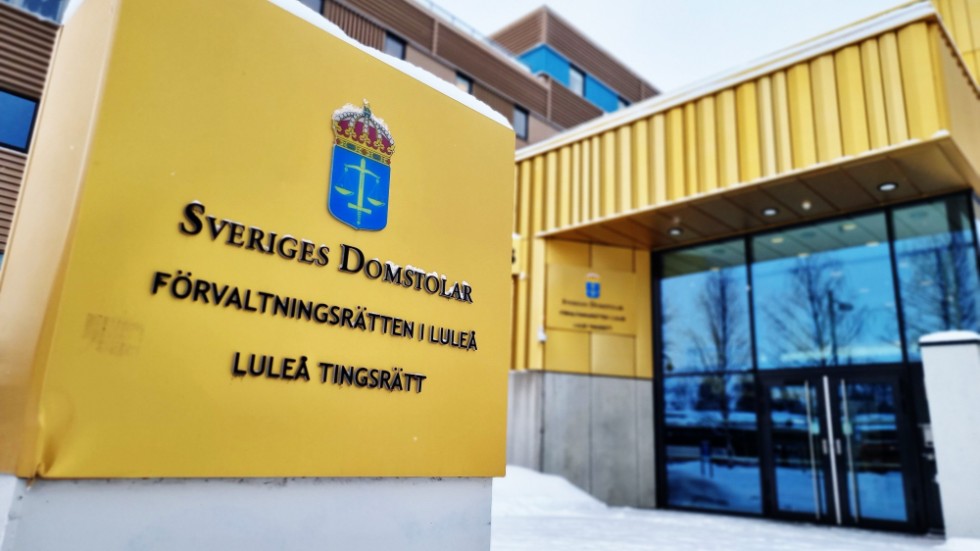 Rättegången hålls under tisdagen i Luleå tingsrätt.