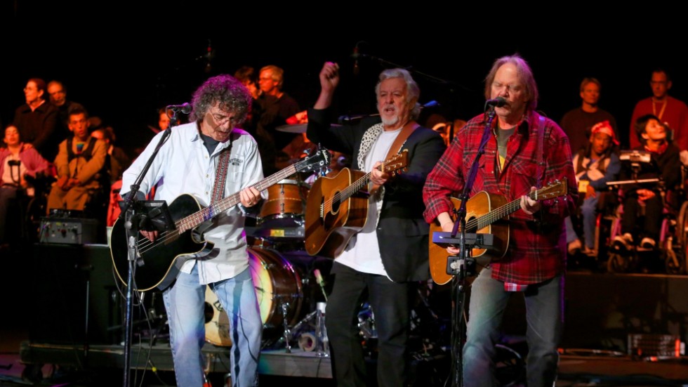 Billy Talbot, i vitt till vänster, och Neil Young, i rött till höger, under en konsert 2012.