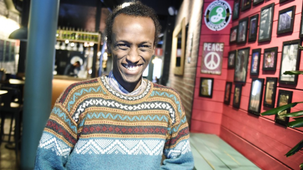 30-åriga Abdi Mohammed flyttade till Sverige när han var drygt ett år gammal. Han växte upp i Göteborg och bodde därefter i Enköping. Nu har han Luleå som hem och har startat stand up-klubben Rummet.