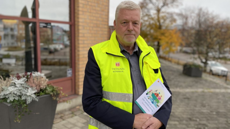 Tommy Jansson, säkerhetssamordnare, Strängnäs kommun med nya broschyren om krisberedskap. "Se till att tanka upp bilen och att alltid ha en laddad powerbank för mobilen redo."