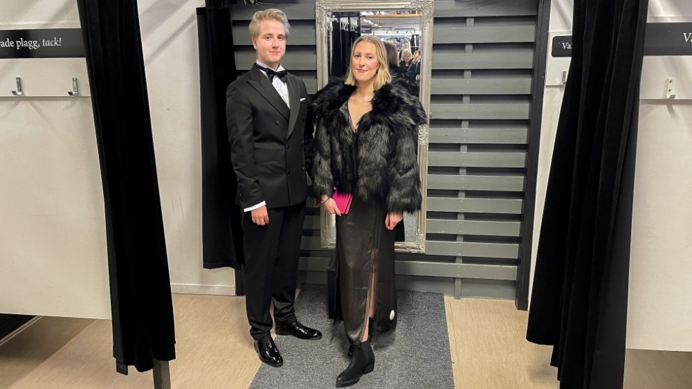 Så blev resultatet av nyårsstylingen. En klassisk smoking med lackskor, och en svart klänning med en jacka av fuskpäls, tillsammans med den chockrosa handväskan som viktig detalj.
