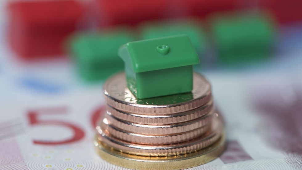 Bostadspriserna kan vända uppåt 2024, om reallönerna stiger som väntat, enligt Handelsbankens ekonomer. Arkivbild