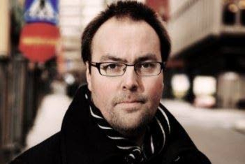 Författaren Victor Estby skriver dagsverser i NSD.