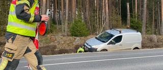 Bil hamnade i diket på Tunavägen