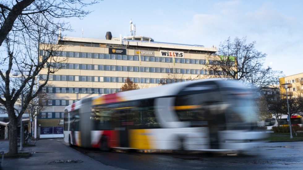 I centrumhuset, med entré mot parkeringarna, ska socialtjänsten flytta in. Men en redan försenad flytta försenas ytterligare på grund av ombyggnationer.
