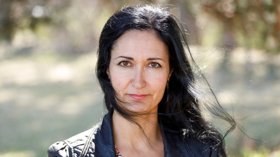 Sakine Madon, UNT:s politiska chefredaktör, står upp för yttrandefriheten i den nya boken "Inget är heligt".
