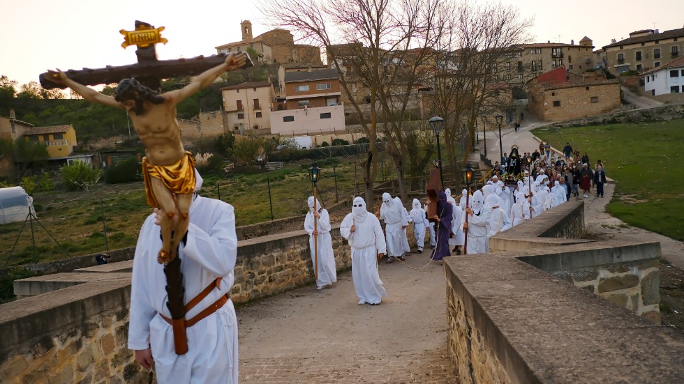 Procession genom Torres del Río i norra Spanien.