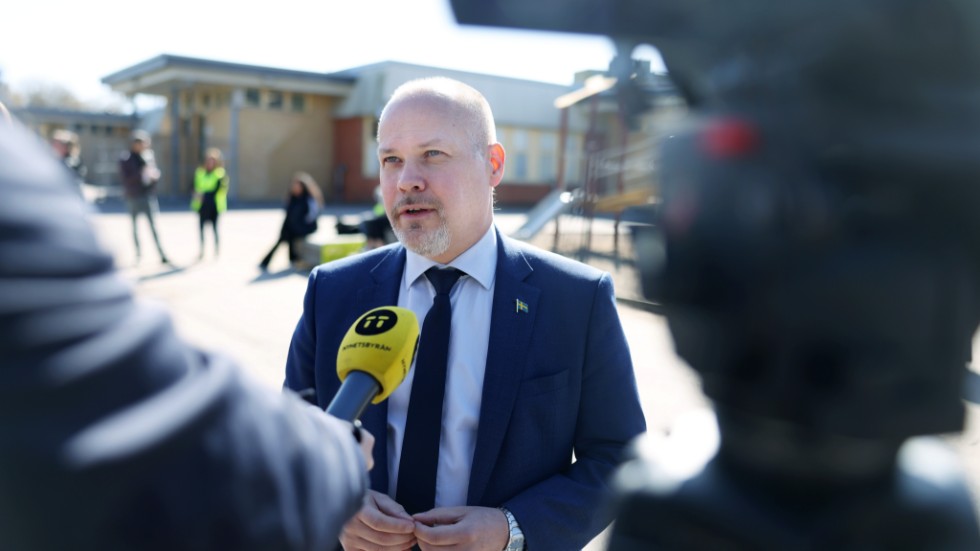 Justitie- och inrikesminister Morgan Johansson (S) besöker stadsdelen Rosengård i Malmö efter helgens upplopp. Bilden togs i tisdags.