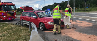 Personbil har kört in i skylt – läcker olja på platsen • Begränsad framkomlighet