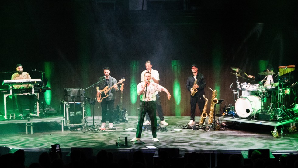 Att arrangera Danny Saucedos låtar i jazztappning är ett lyckat koncept tycker recensenten.