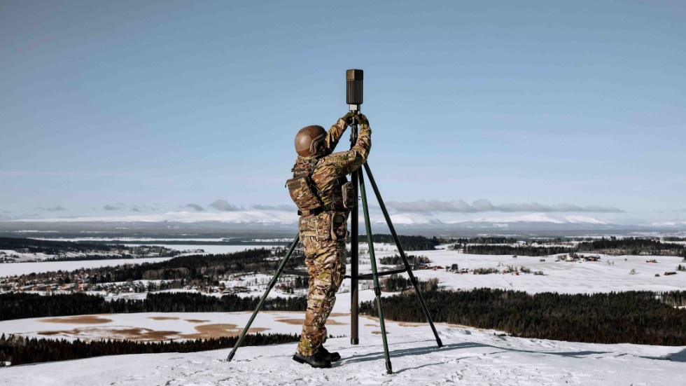Sirius Compact är en passiv telekrigssensor som ger användaren förmåga att lokalisera hot utan att själv bli upptäckt