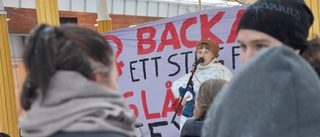 Manifesterar för kvinnors rättigheter