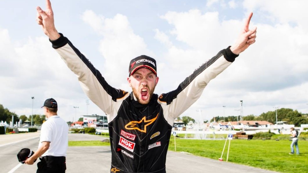 140906 Alexander Graff jublar efter att ha vunnit heat 2 i V8 klassen under STCC tävlingen 6 September 2014 i Solvalla.
Foto: Jerry Karlgren / Bildbyrån STR *** BETALBILD ***