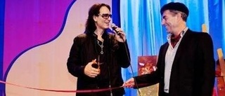 Steve Vai invigde gitarrutställning