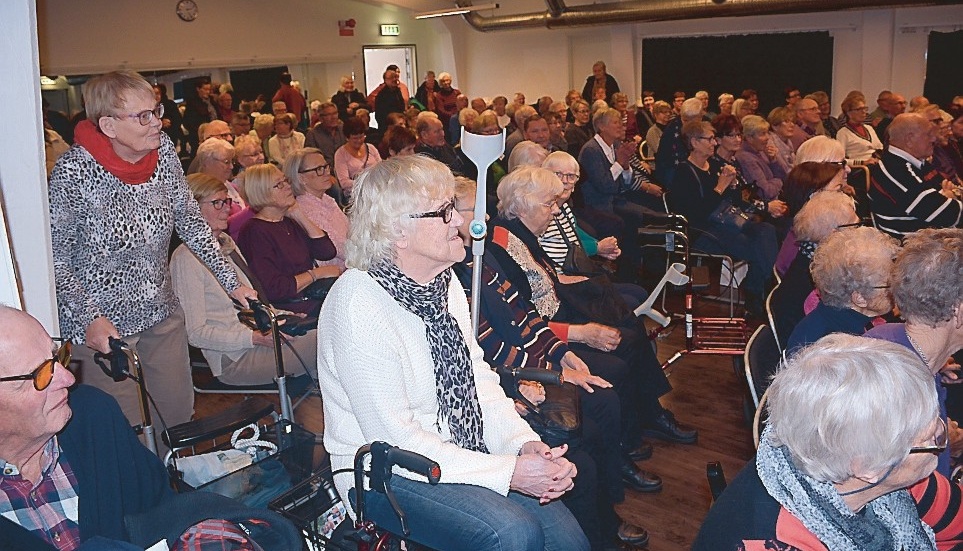 Uppemot 250 kom till samverkansföreningen Seniorkrafts Seniormässa på Fabriken. I stort sett alla av dessa ville höra radioprofilen Lisa Syrén berätta anekdoter från sitt  liv.