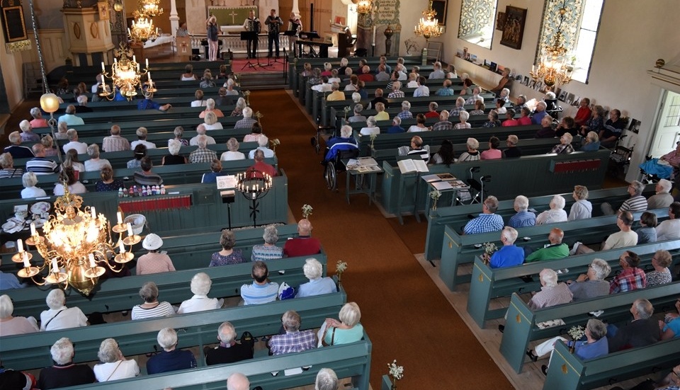 Minst 250 och fler folk kom under hela samlingen, lyssnade på marknadsmusiken i kyrkan. Foto: Ivonne Svahn