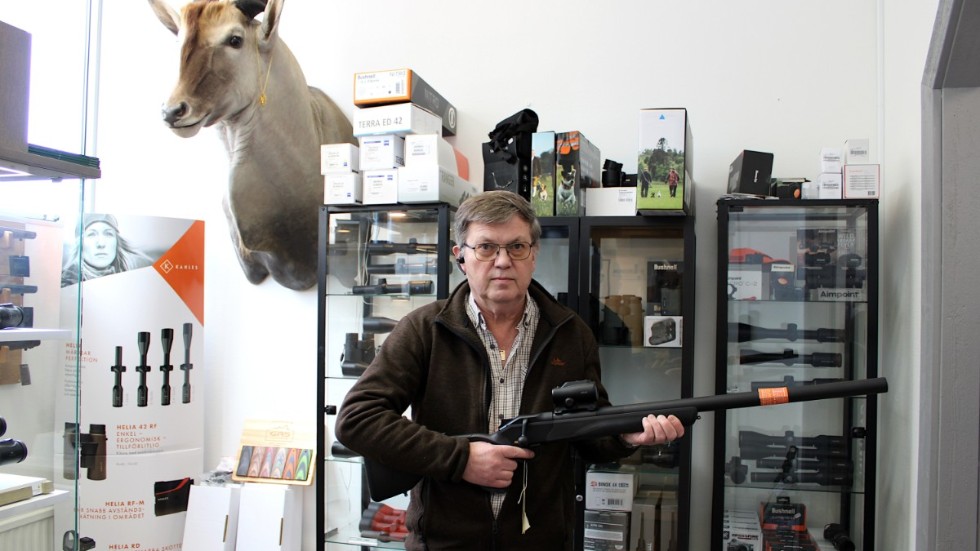 Peter Lundh, ägare till Interjakt i Hultsfred, menar att den ökade efterfrågan på ammunition beror på kriget i Ukraina.