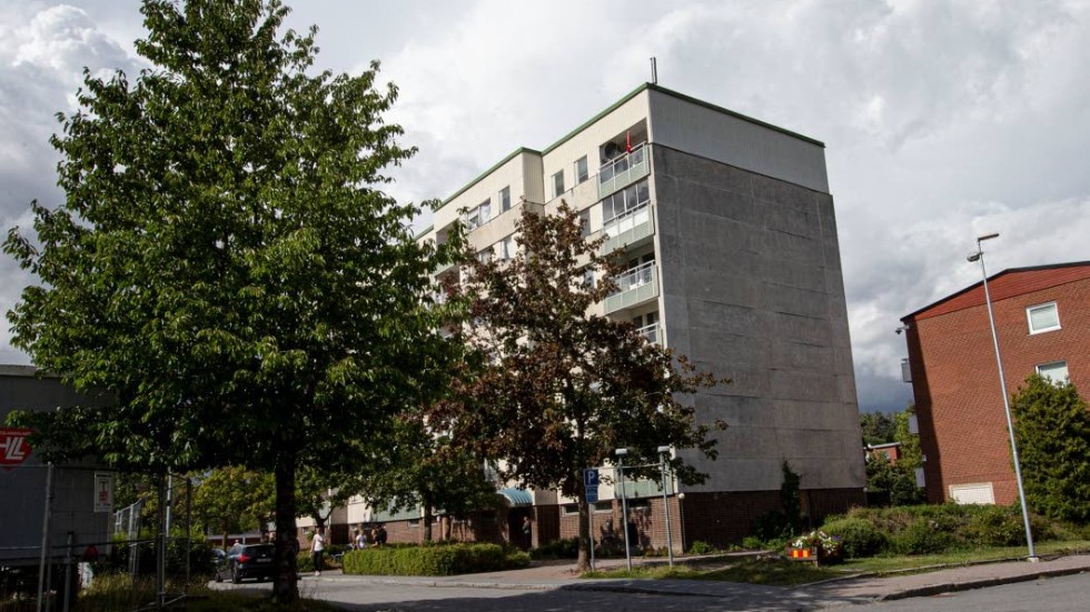 Har man inte samlat på sig ködagar hos Bostadsförmedlingen samtidigt som man vill få relativt mycket lägenhet för pengarna kan Bandstolsvägen, och de närliggande Linrepevägen och Spinnrocksvägen, vara ett alternativ.