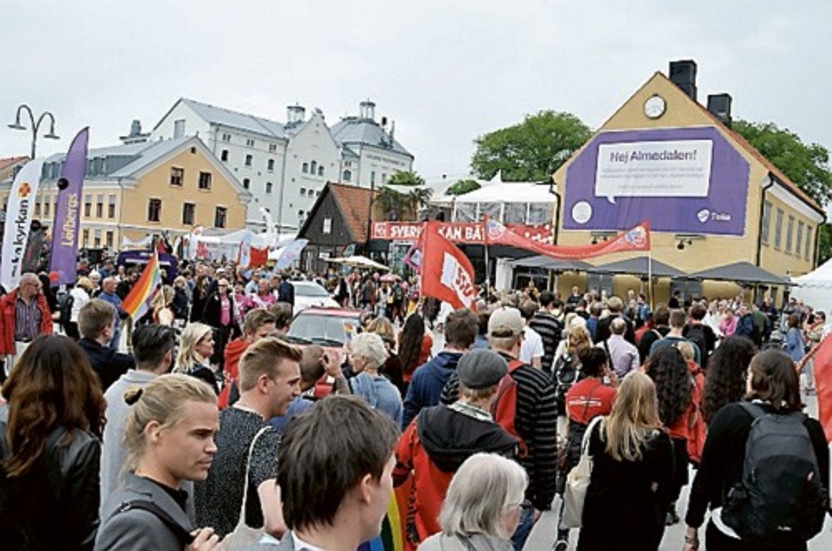 Stor uppslutning i parad mot Sverigedemokraterna och Svenskarnas parti. Drygt 1 000 personer enligt uppgift.